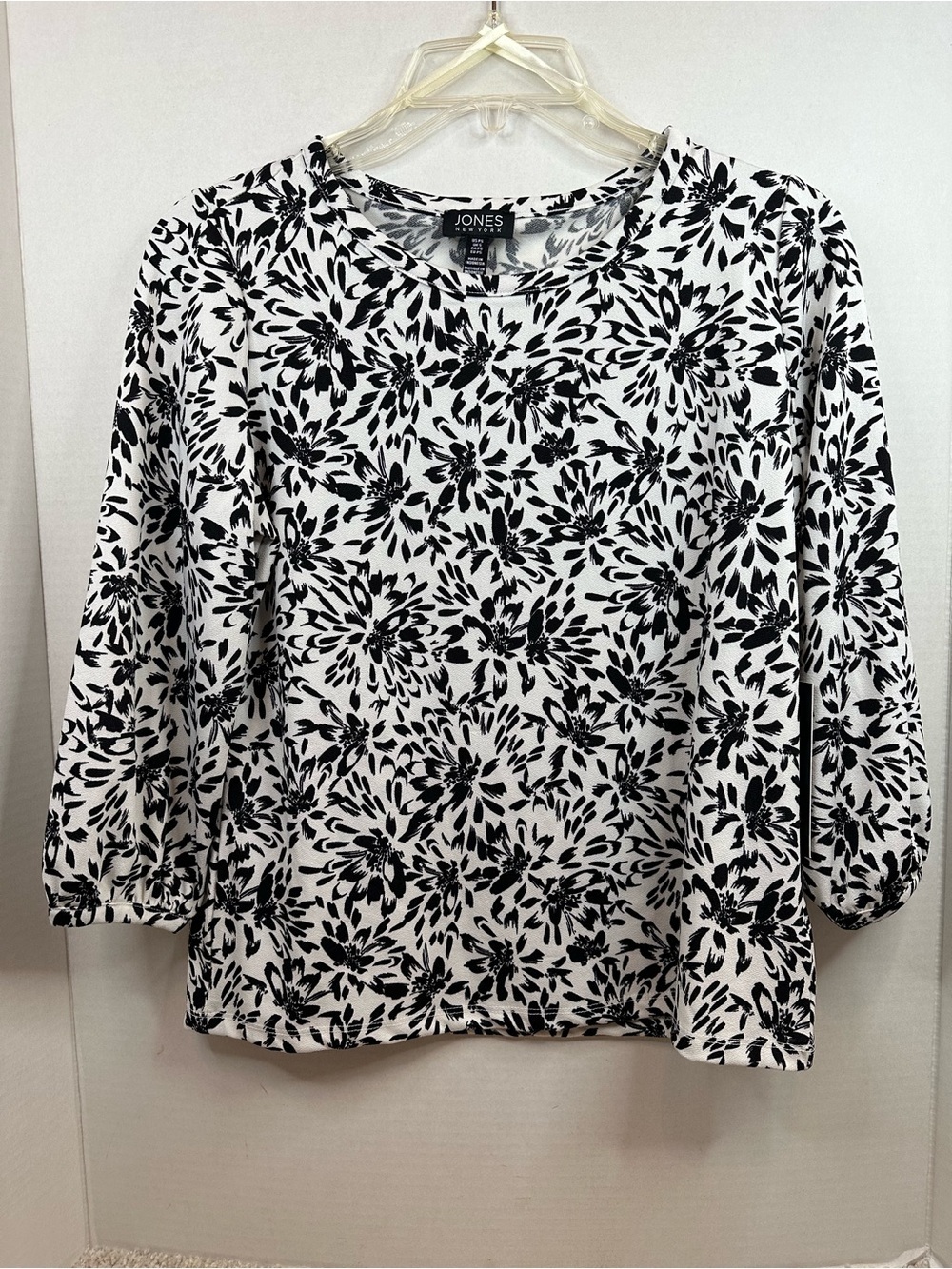 Jones New York Black & White Floral Round Neck Blouse, size SP, NWT